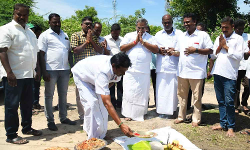 நீர்நிலைகளில் தூர்வாரும் பணி-சபாநாயகர் ஏம்பலம் செல்வம் தொடங்கி வைத்தார்