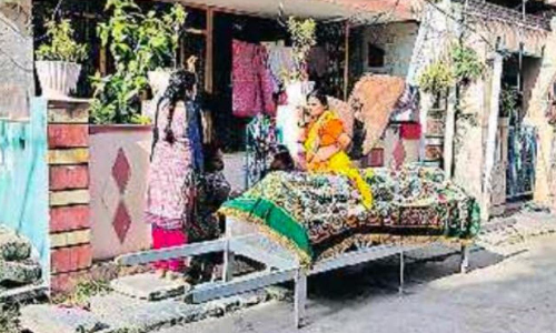 தந்தை கொடுத்த கடனை திரும்ப பெற கடன் வாங்கியவர் வீட்டு முன்பாக தாயின் பிணத்தை வைத்து பணம் வசூலித்த மகள்கள்