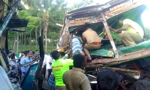 செம்பட்டி அருகே ஆம்னி பஸ் மீது லாரி மோதியதில் டிரைவர் பலி