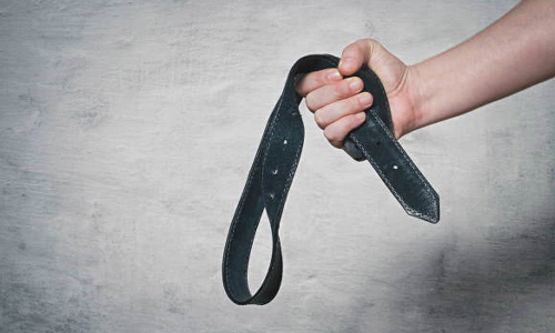 வெளிநாட்டிற்கு சென்ற மனைவியை வரவழைக்க குழந்தைகளை அடித்து துன்புறுத்திய வீடியோ அனுப்பி கணவர் மிரட்டல்