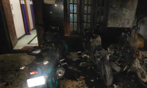 திருவள்ளூர் அருகே 3 மோட்டார் சைக்கிள்கள் தீ வைத்து எரிப்பு