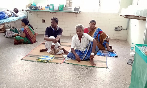 காரைக்கால் அரசு ஆஸ்பத்திரியில் படுக்கை வசதியின்றி   நோயாளிகள் அவதி