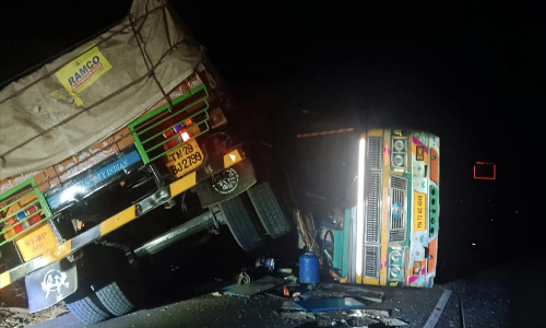 சேலம் அருகே கண்டெய்னர், டிப்பர் லாரி நேருக்கு நேர் மோதி விபத்து- 2 பேர் பலி