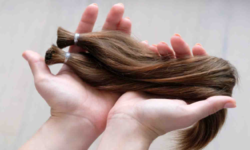 புற்றுநோயாளிகளுக்கு தலைமுடியை தானமாக வழங்கிய சிறுவன்