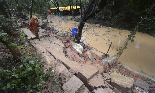 உத்தர பிரதேசத்தில் கனமழையால் சுவர் இடிந்து விழுந்த சம்பவங்களில் 12 பேர் உயிரிழப்பு