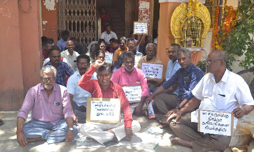 குடிசை மாற்று வாரிய ஊழியர்கள் உள்ளிருப்பு போராட்டம்