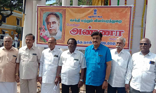 அண்ணா சிலைக்கு மரியாதை