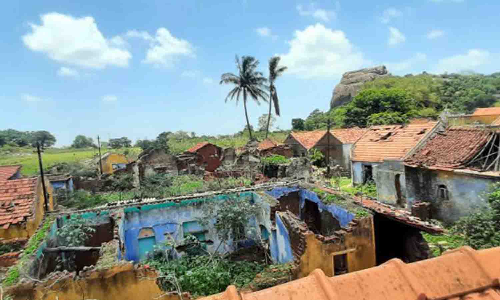 சாலை வசதி இல்லாததால் அடிப்படை தேவைகளுக்கு பாதிப்பு:  கிருஷ்ணகிரி அருகே ஊரையே காலி செய்த மலைக்கிராம மக்கள்