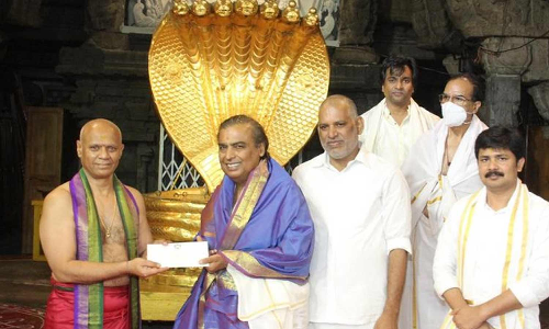 திருப்பதி ஏழுமலையான் கோவிலுக்கு ஒன்றரை கோடி ரூபாய் காணிக்கை- முகேஷ் அம்பானி வழங்கினார்