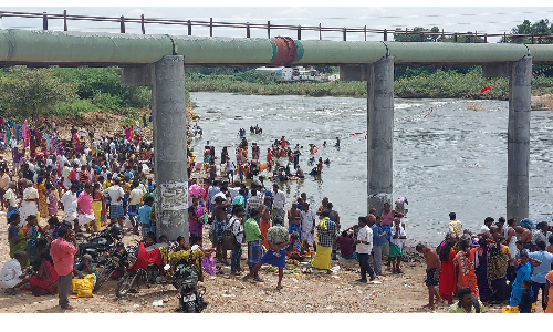 தென்பெண்ணை ஆற்றங்கரையில் குவிந்த பொதுமக்கள்   முன்னோர்களுக்கு திதி கொடுத்தனர்
