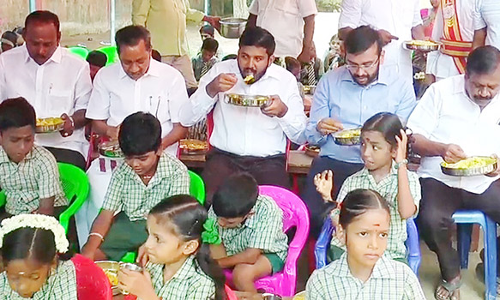 நகராட்சி பள்ளியில் காலை உணவு வழங்கும் திட்டம்- கலெக்டர் தொடங்கி வைத்தார்