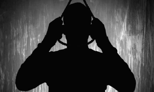 தனியார் நிறுவன ஊழியர் தூக்கிட்டு தற்கொலை