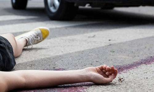 லாரி மோதி பெண் பலி