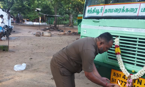 விபத்தில் சிக்கிய பஸ்சுக்கு கோவிலில் பூஜை செய்த டிரைவர்
