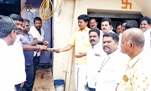 அண்ணா படத்திற்கு மாலை அணிவிப்பு