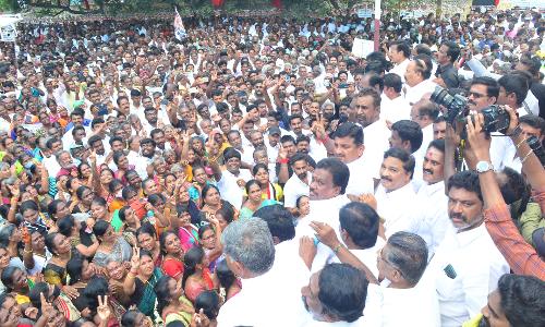 எத்தனை வழக்குகள் போட்டாலும் கவலைப்பட மாட்டோம்-கோவை ஆர்ப்பாட்டத்தில் எஸ்.பி. வேலுமணி பேச்சு