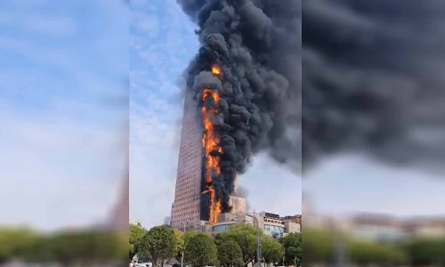 பயங்கர தீ விபத்து- கொழுந்துவிட்டு எரியும் 42 மாடி கட்டிடம்