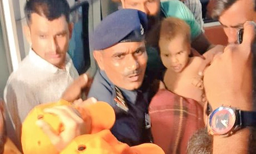 ஆழ்துளைக் கிணற்றில் தவறி விழுந்த சிறுமி- 7 மணிநேர போராட்டத்திற்கு பிறகு பத்திரமாக மீட்பு