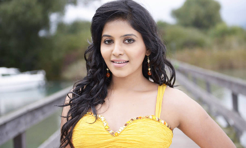 புதிய தோற்றத்தில் நடிகை அஞ்சலி.. வெளியான போஸ்டர்