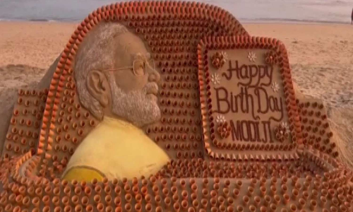 பிரதமர் மோடி பிறந்தநாள்- 1,213 மண் தேநீர் கோப்பைகள் கொண்டு மணல் சிற்பம்