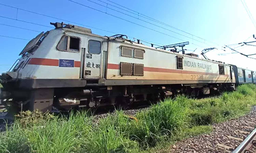 அரக்கோணம் அருகே சிக்னல் கோளாறால் எக்ஸ்பிரஸ் ரெயில்கள் நடுவழியில் நிறுத்தம்- பயணிகள் அவதி