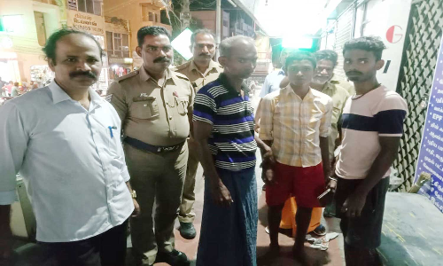 தக்கலையில் வழி தவறி வந்த வாலிபரை மீட்டு பெற்றோரிடம் ஒப்படைத்த பொதுமக்கள்