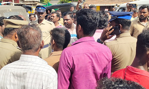 கொடிக்கம்பம் அமைக்க எதிர்ப்பு: பா.ஜனதா- விடுதலை சிறுத்தைகள் கட்சியினர் மோதல்-சாலை மறியலில் ஈடுபட முயன்றதால் பரபரப்பு