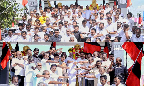 தி.மு.க.-ம.தி.மு.க. சார்பில் பெரியார் சிலைக்கு மாலை