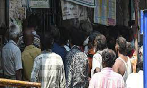 கடை திறக்க தாமதமானதால் டாஸ்மாக்கை முற்றுகையிட்ட மது பிரியர்கள்