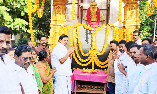 பெரியார் சிலைக்கு அமைச்சர் காந்தி மாலை அணிவிப்பு