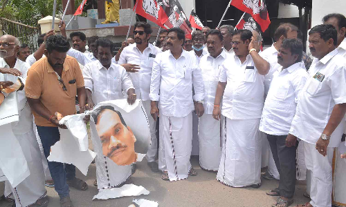 புதுவை அ.தி.மு.க.வினர் போராட்டம்