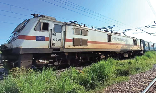 சிக்னல் கோளாறால் எக்ஸ்பிரஸ் ரெயில்கள் நடுவழியில் நிறுத்தம்