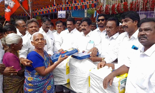 ஏழைகளுக்கு வேட்டி-சேலை-அன்பழகன் வழங்கினார்