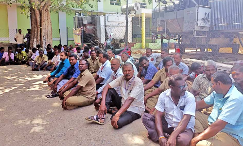 பணியில் இருந்த போது தாக்கியதை கண்டித்து மின்வாரிய அலுவலகத்தில் ஊழியர்கள் உள்ளிருப்பு போராட்டம்