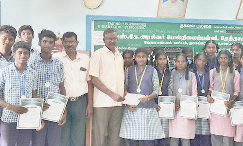 அரசு பள்ளி மாணவர்கள் பதக்கம் வென்று சாதனை
