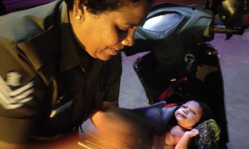 பிச்சை எடுக்கும் பெண்ணிற்கு பிரசவம் பார்த்த பெண் போலீஸ்