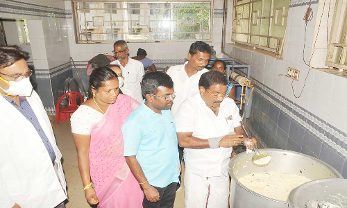 ஆசாரிபள்ளம் அரசு ஆஸ்பத்திரி அம்மா உணவகத்தில் மேயர் மகேஷ் திடீர் ஆய்வு