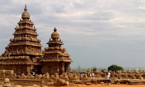 மாமல்லபுரம் கடற்கரை கோவிலில் ரசாயனம் கலந்த நீரால் சுத்தம் செய்யும் பணி தொடக்கம்