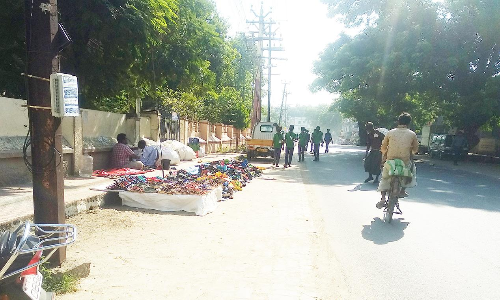 செங்கல்பட்டு சாலை நடைபாதையில் ஆக்கிரமிப்பு கடைகளை அகற்ற கலெக்டரிடம் கோரிக்கை