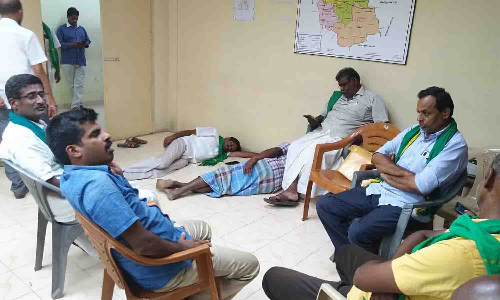 பல்லடம் தாலுகா அலுவலகத்தில் விவசாயிகள் திடீர் உள்ளிருப்பு போராட்டம்