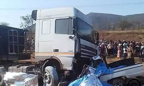 தென் ஆப்பிரிக்காவில் சோகம் - பள்ளி வேன் மீது லாரி மோதிய விபத்தில் 21 பேர் பலி