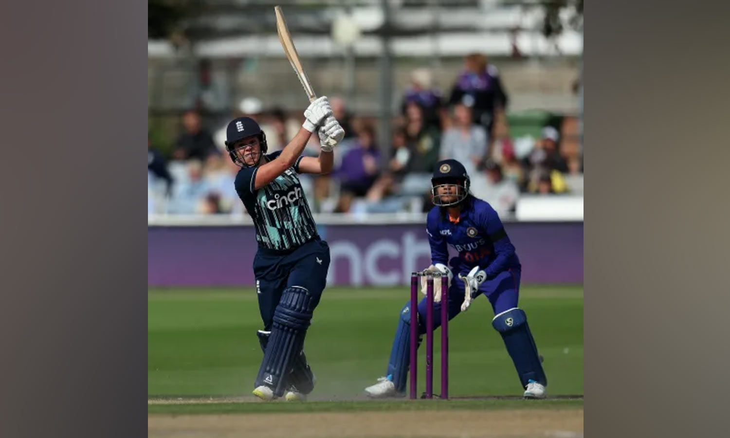 முதல் ஒருநாள் போட்டி- இந்திய மகளிர் அணிக்கு 228 ரன்கள் இலக்கு நிர்ணயித்தது இங்கிலாந்து முதல் ஒருநாள் போட்டி- இந்திய மகளிர் அணிக்கு 228 ரன்கள் இலக்கு நிர்ணயித்தது இங்கிலாந்து