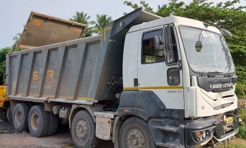 சென்னை ஆம்னி பஸ் மீது லாரி மோதல்: கணவன்-மனைவி உள்பட 6 பேர் பலி