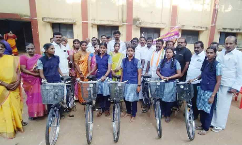 பாவூர்சத்திரம் அரசு பள்ளி மாணவிகளுக்கு விலையில்லா சைக்கிள்கள்