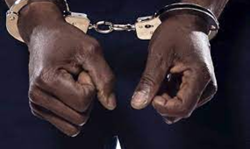 அரசு பஸ்சில் கண்டக்டரை தாக்கிய வாலிபர் கைது