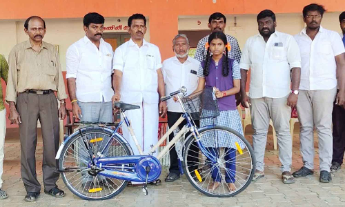 உடன்குடி தேரியூர் பள்ளியில்  66 மாணவர்களுக்கு விலையில்லா சைக்கிள்