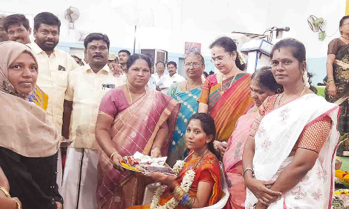 தாராபுரத்தில் சமுதாய வளைகாப்பு விழா