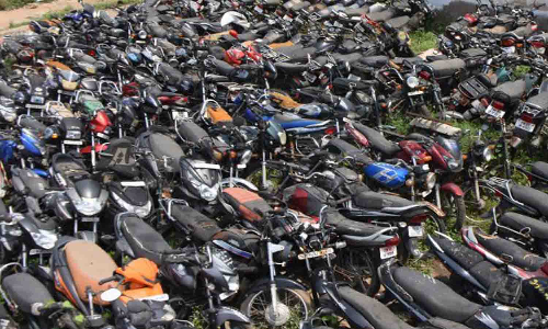 அவினாசியில் பறிமுதல் வாகனங்கள் ரூ.28 லட்சத்திற்கு ஏலம்