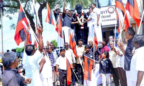 பெரியார் சிலைக்கு  மாலை அணிவித்து மரியாதை