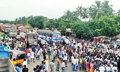 விழுப்புரம் அருகே  ஆற்றில்  மாயமான வாலிபர்களை மீட்க கோரி கிராம மக்கள் சாலை மறியல்: போக்குவரத்து கடும் பாதிப்பு